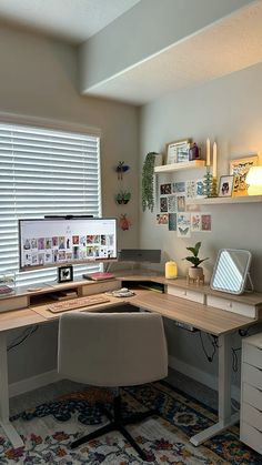 #homeoffice #homeofficeinspiration #homeofficeideas Office Cubical Decor, Flex Room Ideas, Small Studio Apartment Design, Home Office Inspiration, Room Maker, Studio Apartment Design, Desk Layout, Office Room Decor, Study Room Decor