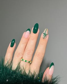 Green Christmas Nails Almond Shape, Christmas Nails Green And Gold, Christmas Vacation Nails, Green Nails Christmas, Present Nails, Christmas Nails Green, 25 Nails, Nails Designer, December Nails