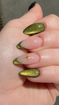 Simple Winter Nails Green, Alternative Holiday Nails, Folklore Aesthetic Nails, Nail Inspo Almond Grunge, Green Vine Nail Designs, Gold Cat Eye Nails Design, Gorp Core Nails, Aesthetic Stilletos Nails, Green Nails Asthetics