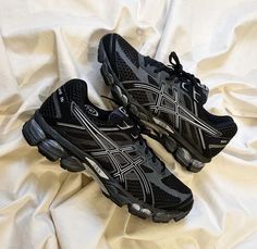 Black Running Shoes Outfit, Chunky Black Shoes, Shoe Hacks, Black Asics, Autumn Shoes Women, Basic Shoes, Shoes Hack, Shoe Wishlist