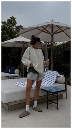 Step into comfort with Birkenstock outfits. Pair these iconic sandals with your favorite looks for effortless, everyday style. Clog Outfit Summer, Hannah Aesthetic, Boston Clogs Outfit, Birkenstock Outfit Summer, Clog Outfits, Birkenstock Clogs Outfit, Boston Birkenstock, Birkenstock Boston Outfit, Birks Outfit