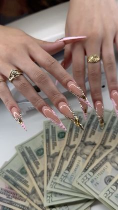 Birthday Nails Stilleto, Freestyle Birthday Nails, Nails Inspo Stiletto, Stilleto Nail Ideas, Pink And Gold Nails Acrylic, Medium Stiletto Acrylic Nails, Libra Nails Acrylic, Medium Length Stiletto Nails, 21 Birthday Nails Designs