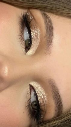 Cute Gold Makeup Looks, Gold Eye Makeup For Prom, New Year’s Eve Makeup Eyes, New Years Makeup Looks Glitter, Simple Cute Eye Makeup, Eyeshadow Inspo Simple, Make Up Inspo For Prom, Makeup Birthday Looks, New Year Makeup 2024