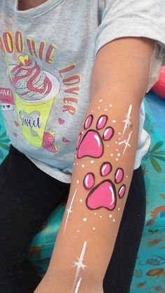 Arm Face Paint Ideas, Paw Face Paint, Face Painting For Women, Easy Face Painting Ideas For Kids Boys, Face Painting Beginners, Face Painting For Kids Easy, Kid Face Paint Ideas, Paw Print Face Paint, Hand Face Paint