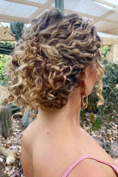 Discover our best vacation hairstyle ideas to try out during your next trip. Style by thecurlygirlmel on Ig. Curly Hair Vacation, Hair Vacation, Curly Bridal Hair, Curly Hair Up, Vacation Hairstyles, Curly Wedding Hair, Curly Hair Updo, Natural Curls Hairstyles, Hairdos For Curly Hair