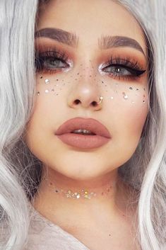 Seeking new ideas for Coachella makeup to really rock it this year? We all love festivals, and we tend to think through the details of our image in advance. #makeup #festivalmakeup #coachella #coachellamakeup Look Da Festival, Festival Makeup Rave, Festival Makeup Glitter, Gold Eyeliner, Glitter Makeup Looks