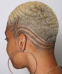 Very Short Blonde Cut with Waves 3c Natural Hair, Short Natural Haircuts, Short Hair Designs, Natural Curly Hair Cuts, Haircuts For Black Women, Shaved Hair Designs, Ethnic Hairstyles