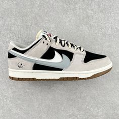 Nike Gift Ideas, Retro Nike Shoes, Air Jordan Logo, Jordan 1 Lows, Dunk Lows, Sneaker Heads, Pretty Sneakers, Buy Sneakers