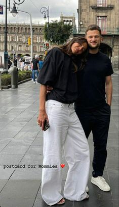 Spring Streetwear, White Pants Outfit, Chic Over 50, White Jeans Outfit, 2022 Style, Mum Fashion, Chic Clothing, Stylish Work Outfits