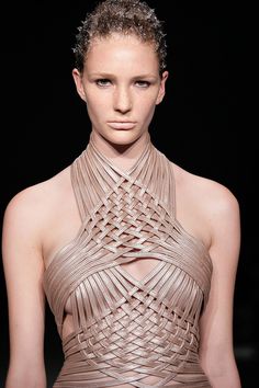 Woven leather dress - pearly metallics; structural weave; fashion details // Iris van Herpen Frozen Fashion, Architectural Fashion, Detail Couture, Sculptural Fashion, Iris Van Herpen, 3d Fashion, Futuristic Fashion