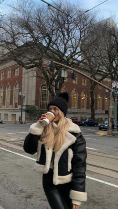 Winter Outfits For Amsterdam, Winter City Aesthetic Outfit, Hollywood Dinner Outfit, Windy Day Outfit Cold, Snow Weather Outfit Street Style, European Fashion Cold Weather, Paige Lorenze Winter, Bay Area Winter Outfits, New York Outfits Winter 2023