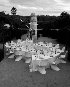 This stunning Menorca wedding, captured by @joyzamoraphoto, radiates style and delicacy. Every detail effortlessly blends the raw beauty of the Mediterranean with a touch of modern sophistication, creating a celebration that feels both timeless and unique.