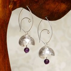 Delicate silver drop earrings decorated with freshwater pearl or amethyst, jewel for weddings and celebrations. CHECK OUR PROFILE IF WE HAVE ANY OFFER OR CODE AVAILABLE! https://www.etsy.com/es/shop/AtelierBcnJoiaShop ► We know that this year the world is a little crazy. The online sales have made the normal shipping services collapse, so from the team of Atelier BCN Joia we wanted to make the effort and propose that buying 2 pieces we make you a FREE and extra FAST shipping with a private compa Elegant Purple Sterling Silver Flower Earrings, Purple Pearl Earrings For Pierced Ears As A Gift, Purple Pearl Earrings For Gift, Purple Pearl Earrings Gift, Handmade Amethyst Earrings For Wedding, Amethyst Drop Earrings For Wedding, Silver Pearl Drop Earrings With Gemstones, Teardrop Amethyst Earrings For Wedding, Handmade Amethyst Wedding Earrings