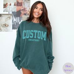 Add a personal piece to your wardrobe with your own custom text Comfort Colors crewneck sweatshirt. Add your personalized location, name, quote, city, you name it! A perfect and simple holiday or birthday gift for him and her. ⭐ ✦ KEY FEATURES Comfort Colors 1566  UNISEX (NOT WOMEN'S SIZE) relaxed fit, medium-heavy fabric sweatshirt. Made from 80% ring-spun cotton, 20% polyester. For an oversized look, please go up 2 or 3x your normal size according to your needs. ✦ SIZING Please refer to the si Customizable Crew Neck Sweater For Fall, Custom Print Crew Neck Top For College, Customizable Relaxed Fit Casual Sweatshirt, Casual Customizable Relaxed Fit Sweatshirt, Sporty Customizable Tops With Relaxed Fit, Customizable Crew Neck Tops For College, Customized Casual Crew Neck T-shirt, Custom Text Sweatshirt With Relaxed Fit For Fall, Customizable Sporty Crew Neck Tops