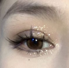 Kpop Eyeshadow Looks, Dreamy Eyes Makeup, Simple Makeup Looks Glitter, Glittery Korean Makeup, Enhypen Concert Makeup Ideas, Korean Sparkly Makeup, Korean Glitter Eyeshadow, Douyin Makeup Sparkle, Cute Kpop Makeup