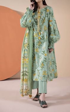 Dress Design Pakistani, Lawn Dress Design, Stylish Kurtis Design, Floral Frocks, Girls Dresses Sewing, Lace Dress Design, Latest Dress Design, Simple Kurta Designs, Mahira Khan