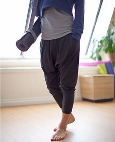 Lu Lu Lemon Happy Hatha crop - surprisingly flattering, unbelievably comfortable, and still gives you lots of room to move during Vinyasa Flow Musa Fitness, Yoga Iyengar, Outfit Yoga, Dance Clothes, Yoga Journal, Yoga Top, Yoga Photography, Closet Inspiration