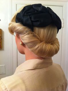 . Vintage Hair Updo, Cabelo Pin Up, 1930s Hair, 40s Hairstyles, 50s Hairstyles, 1940s Hairstyles, Pin Up Vintage, Victory Rolls, Rockabilly Hair