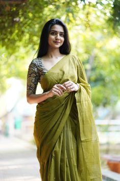 Saree With Designer Blouse, Formal Saree, Cotton Saree Blouse Designs, Sarees For Girls, Saree Wearing Styles, Cotton Saree Blouse, Simple Saree Designs, Cotton Saree Designs