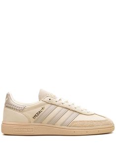 Find ADIDAS Handball Spezial Cream White/beige Sneakers on Editorialist. cream white/beige leather signature 3-Stripes logo logo patch at the tongue logo at the sole round toe front lace-up fastening branded leather insole flat rubber sole These styles are supplied by a premium and authenticated sneaker marketplace. Stocking only the most sought-after footwear, they source and curate some of the most hard to find sneakers from around the world. Shoes Beige Aesthetic, Spezials Adidas, Neutral Sneakers, Cream Sneakers, Adidas Handball Spezial, Adidas Handball, Beige Sneakers, Balenciaga Speed, Cute Nikes