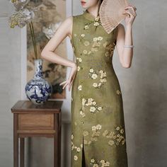 A Chinese dress decorated with paintings depicting flowers blooming in the fields. Flowers in full bloom. The carefully colored flower paintings convey the lively brush strokes. She is a bewitching young lady with a glamorous atmosphere. 
 
 Size 
 
 S size 
 
 Length: 116cm 
 Bust: 84cm 
 Waist: 68cm 
 Hip: 92cm 
 
 M size 
 
 Length: 117.5cm 
 Bust: 88cm 
 Waist: 72cm 
 Hip: 96cm 
 
 L size 
 
 Length: 119cm 
 Bust: 92cm 
 Waist: 76cm 
 Hip: 100cm 
 
 
 
 
 Material 
 
 Nylon 
 Rayon 
 cotton Flower Sketches, Classy Design, Painting Medium, Sling Dress, Chinese Dress, In Full Bloom, Tea Room, Medium Size, Flower Painting