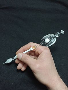 The glass dip pen that I work with Italian Effetre glasses is designed to accompany your most enjoyable writings. Start writing by dipping the nib of the pen into the ink you want. Glass Ink Pen, Dip Pen Calligraphy, Expensive Pens, Glass Dip Pen, Glass Pen, Pen Ideas, Pen Gift Box, Novelty Pen, Fancy Pens