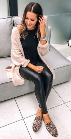 Black Pleather Legging Outfits, Pleather Legging Outfits Casual, Restaurant Hostess Outfit, Outfits Leggins, Faux Leather Leggings Outfit, Leather Leggings Outfit, Look Legging, Leather Pants Outfit, Leggings Outfit