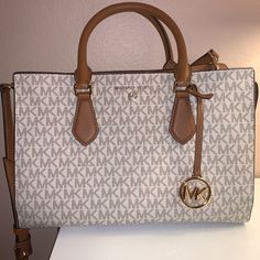 - Medium Purse - Nude Brown/White - Authentic - Still New Medium Purse, Bags Michael Kors, Medium Size, Satchel, Michael Kors, Bag Lady, Purse, Cream, Women Shopping