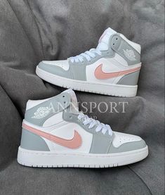 Wallpaper Nike, Nike Shoes Women Fashion, Pretty Sneakers, Nike Shoes Girls, Nike Fashion Shoes, Preppy Shoes, Jordan Shoes Girls, Pretty Shoes Sneakers, Jordan Shoes Retro