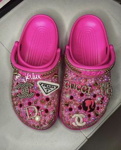 Crocs Crocs Decorations, Crocs Bedazzled, Barbie Crocs, Croc Jibbitz Ideas, Charm Crocs, Bedazzled Crocs, Jibbitz Ideas, Designer Crocs, Cool Crocs