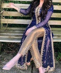 Pakistani Formal Dresses, Gold Pants, Red Lehenga, Fancy Dresses Long, Sleeves Designs For Dresses, Pakistani Bridal Dresses, Designer Party Wear Dresses