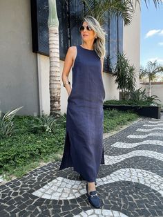 O vestido em 100% linho combina a simplicidade com a sofisticação, destacando-se pela sua aparência refinada e pela capacidade de se adaptar a diversas ocasiões. a textura única do linho confere uma sensação de frescor, tornando-o uma escolha versátil para eventos casuais ou até mesmo para ocasiões mais formais, dependendo dos acessórios escolhidos. descrição : vestido midi basic sem mangas em linho, possui bolsos e fenda lateral. composição: 100%linho . marca: morina. cor : azul marinho Dress Linen, Old Money Style, Indian Designer Outfits, Linen Dresses, Cute Casual Outfits, Casual Dress, Lookbook, Summer Fashion, Casual Outfits