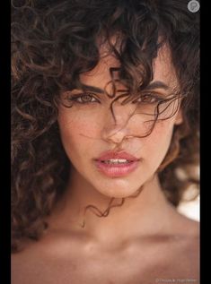 Photographie Portrait Inspiration, Portrait Inspiration, Curly Girl, Photography Women, Model Poses, Beauty Face, Girl Face