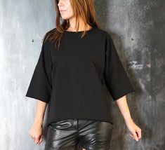 Cozy oversized black colour raw edge sweatshirt. Gender neutral soft and comfy top. 95% cotton, 5% elasthane. One size Measurement: Chest: 46″ (118 cm) Length: 27″ (69 cm) Sleeve till neck: 22″ (56 cm) Bottom: 47″ (120 cm) Model's size M (Height - 180 cm / 5.9 feet) Great condition! Black Drop Shoulder Tops For Everyday, Black Boxy Top For Spring, Boxy Long Sleeve Tops For Fall, Black Drop Shoulder Tops For Spring, Black Drop Shoulder Tops For Layering, Everyday Black T-shirt, Everyday Stretch Black Sweatshirt, Everyday Black Stretch Sweatshirt, Modern Black Relaxed Fit Sweatshirt