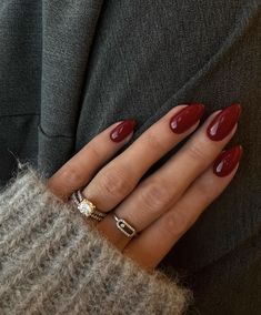 Rose Brown Nails, Simple Nails For Autumn, Nails For Autumn 2024, Simple Fall Nail Inspo Acrylic, Red Nails Gel Polish, Red Wine Fall Nails, Red Short Gel Nails, Red Nails Fair Skin, Deep Red Autumn Nails