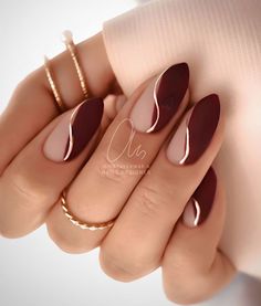 Nails For Corporate, Beige Gel Nails Design, New Years Nails Short Simple, Really Cool Nail Designs, Simple Round Nail Designs, Matte Acrylic Nails Design, Matte And Gold Nails, Fall Winter Nail Ideas, Classy And Elegant Nails