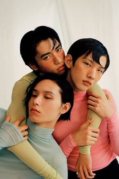 Garnet Three Couple Pose Reference, Two Male Models Poses, Three People Portrait, Two People Editorial, Photoshoot Ideas 3 People, 3 People Portrait, Pose Reference Trio, 3 People Pose Reference, 2 People Photoshoot