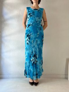 - Vintage American Angle blue floral print maxi dress - Feels like a rayon shell with cotton lining - Button at the nape - Medium Bust: 18" Waist: 14" Length: 54" Floral Print Maxi Dress, Floral Print Maxi, Blue Floral Print, Dress Medium, Printed Maxi Dress, Dress Clothes For Women, American Vintage, Blue Floral, Floral Print