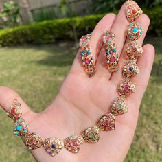 light weight rajasthani necklace set in 22k gold under 2 tolas 22k Gold Jewelry Necklaces, 22k Gold Jewelry, Pearl Necklace Set, 22 Carat Gold, Gold Jewelry Necklace, Gold Necklace Set, Gold Earrings Designs, Gold Bangle Bracelet, Indian Jewellery