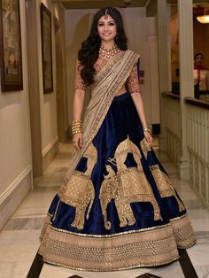 Black Velvet Lehenga, Manish Malhotra Bridal Lehenga, Blue Velvet Lehenga, Pink Choli, Velvet Choli, Manish Malhotra Bridal, भारतीय दुल्हन संबंधी, ड�िजाइनर कपड़े, Velvet Lehenga