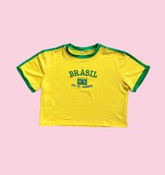 ✨90's/2000's vibes ❤️   ✨Brasil crop top ✨y2k football/soccer tee ✨Cute bright coloured crop top ✨Perfect for summer ✨Brazilian aesthetic 🇧🇷    ✨See sizing guide for measurements  ✨Feel free to message me with any questions 😊 Brazil Crop Top, Brazil Tee, Vintage Brazil, Baby Tees 90s, Brazil Shirt, Crop Top Y2k, Soccer Tees, Colorful Crop Tops, Y2k Baby Tee