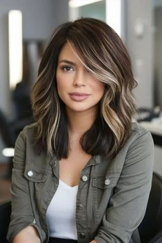 Dezente aschblonde Balayage auf dunkelbraunem Haar Ideas For Dark Brown Hair, Subtle Caramel Highlights, Dark Brown Hair Balayage, Fall Balayage, Hair Color Light Brown, Caramel Highlights, Autumn Magic, Brown Hair Balayage