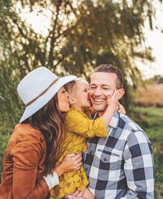 Creative Family Photo Ideas to Melt Your Heart  #Photography Family Outfit Ideas, Fall Family Outfits, Family Photo Outfit Ideas, Family Photo Outfit, Photo Outfit Ideas, Family Photoshoot Poses, Outfits Fo, Fall Family Portraits, Fall Family Photo Outfits