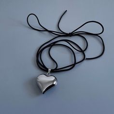 "𝙋𝙐𝙁𝙁𝙀𝘿 𝙃𝙀𝘼𝙍𝙏 𝙎𝙏𝙍𝙄𝙉𝙂 𝙉𝙀𝘾𝙆𝙇𝘼𝘾𝙀 * handmade in Los Angeles * Stainless Steel Puffed Heart Pendant ~ choose between silver or gold * Elastic Cord in Black * 60\" total length Each piece is made by hand Message me with any questions you have, I am happy to help ☺ x Madz Cold Shoulder LA @coldshoulder__" Pendant Necklace Outfit, Tie Choker, Puffy Heart Necklace, 3d Pendant, Choker Silver, String Necklace, Pendant Necklace Simple, Dope Jewelry, Puffed Heart