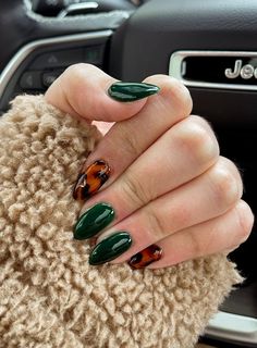 #Tortoise #Shell #Nail #Art #Design Dark Green Nails, Nails 2021, Brown Fall, Dark Nails, Nails Fall, Minimalist Nails, Fall Nail