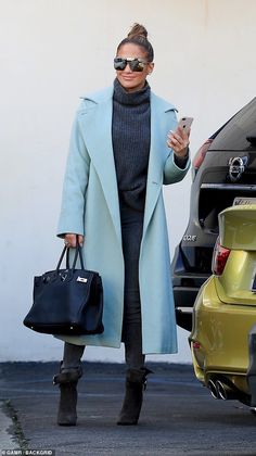 Jennifer Lopez Outfits, Look Working Girl, J Lo Fashion, Solange Knowles, Coat Outfits, Cashmere Coat, Inspiration Mode