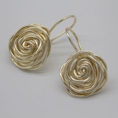 Delicate roses made by hand with golden wire. Perfect to wear every day or for that special day like a wedding. And it would be a very nice gift for your mother, daughter, sister, friend.  Unique pieces 100% handmade and designed by Morena Mia Accessories. MATERIALS We use good quality materials such as our 99.9% silver-plated copper wire, 18k gold polymer coating. Our cables are AAA quality: - Hypoallergenic -Resistant to body PH. -Resistant to all types of oxidation and use - Nickel and lead f Handmade Gold Wrap Earrings For Weddings, Gold Wire Wrapped Flower Earrings Gift, Elegant Rose Gold Nickel-free Wrap Earrings, Elegant Wire Wrapped Flower Earrings, Elegant Rose Gold Wire Wrapped Earrings, Copper Wire Earrings, Flower Earrings Dangle, Handmade Wire Jewelry, Hair Spray