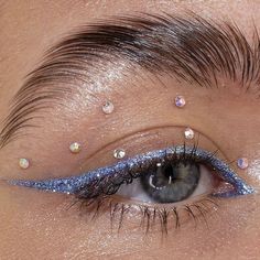 Make Up Designs, Festival Make Up, Concert Makeup, Rhinestone Makeup, Blue Eyeliner, Creative Eye Makeup, Blue Eyeshadow, Eyeliner Tutorial