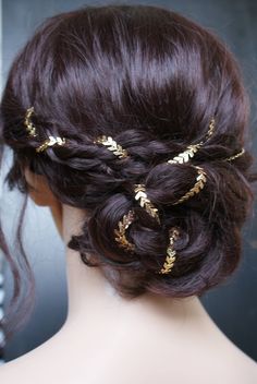 "A modern way to style your wedding day hair! This gold headpiece is very adaptable. Wear it as a hairband tied at the back.(Use two for a 'Roman Goddess' look). Or, intertwine it amongst plaits and curls. You and your Bridal Hair-stylist can get really creative with it! Budget friendly and packaged as a gift, this piece is also so great for bridesmaids. You simply attach it into a section of the hair with hairpins/Bobby pins through the end loops, then you can plait it into a braid, or twist it Silver Wedding Hair Accessories, Goddess Headband, Bohemian Bridal Hair, Boho Bridal Headpiece, Bridal Hair Chain, Gold Hair Accessories Wedding, Headband Gold, Hair Chains, Bridesmaid Hair Accessories