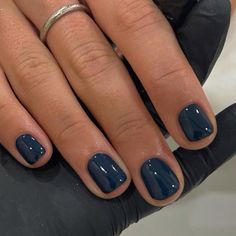 Square Nails Short Winter, Navy Round Nails, Pretty Colors For Nails, Dark Blue Powder Nails, Midnight Blue Short Nails, Classy Shellac Nails, Navy Blue Dnd Gel Polish, Navy Shellac Nails, Royal Blue Natural Nails